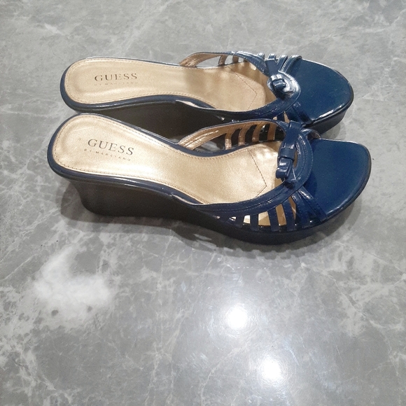 GUESS BY MARCIANO CUTE DEEP BLUE PATENT LEATHER BOW ACCENTED WEDGE HEELS SZ 8 - Picture 2 of 5